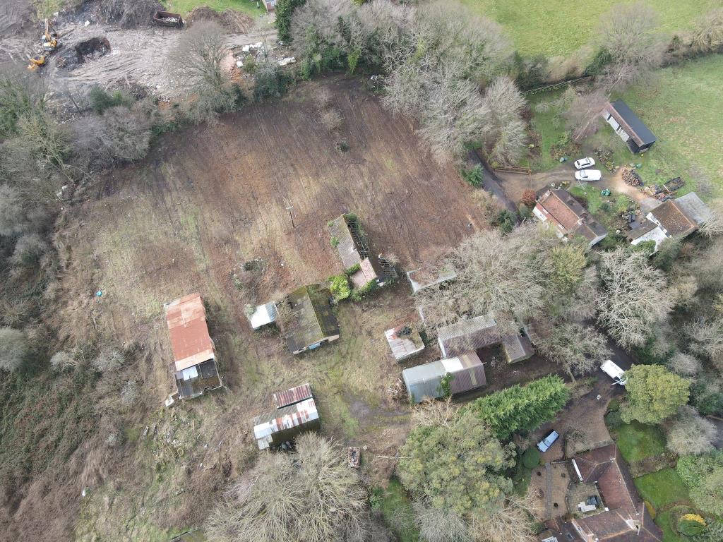 Lot: 49 - SITE WITH PLANNING PERMISSION FOR DETACHED HOUSE - Aerial photo of house, barns and land
